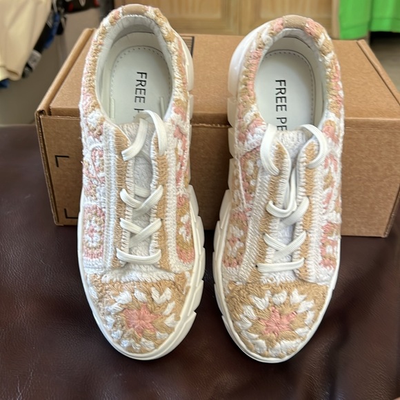 Free People Catch Me If You Can Crochet Sneaker in Peach and Whi SZ 8 (38) NEW - Picture 4 of 11